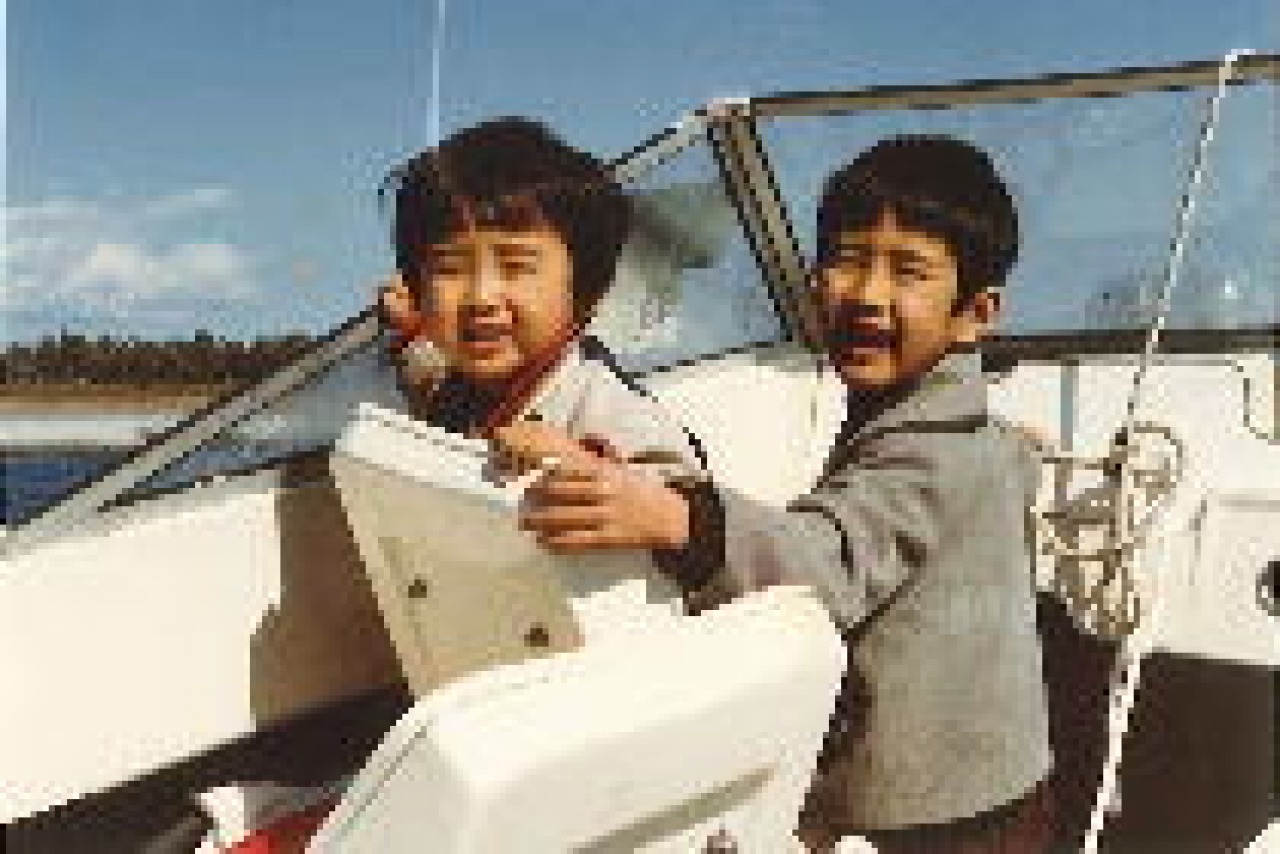 右が自分です。早くももう船に乗っていますね…