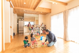 陽だまりが家族を包む木の住まい