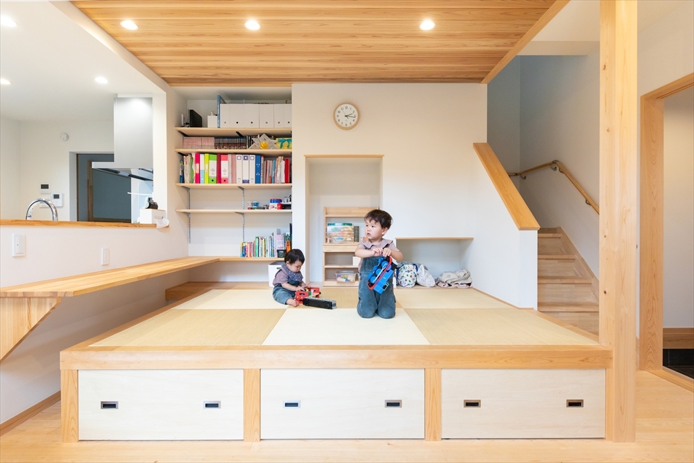 木のぬくもりに包まれて子どもの成長を見守る家