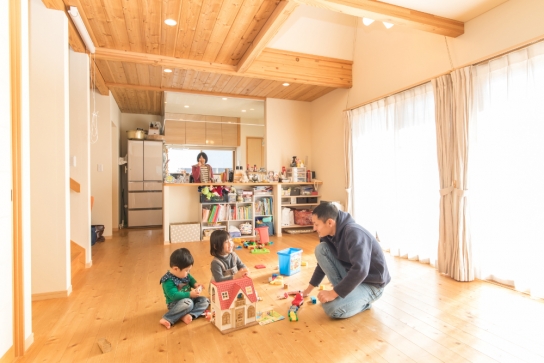 陽だまりが家族を包む木の住まい		