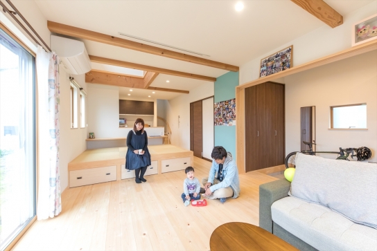吹き抜けから光こぼれる空間で家族を育む		
