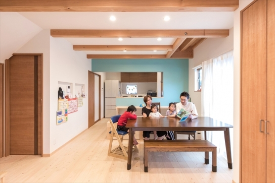 子育て世代のおうち時間を楽しむ家		