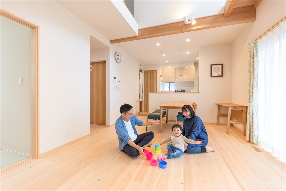 吹き抜けが家族をつなぐ子育て世代の住まい		
