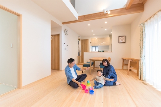 吹き抜けが家族をつなぐ子育て世代の住まい		