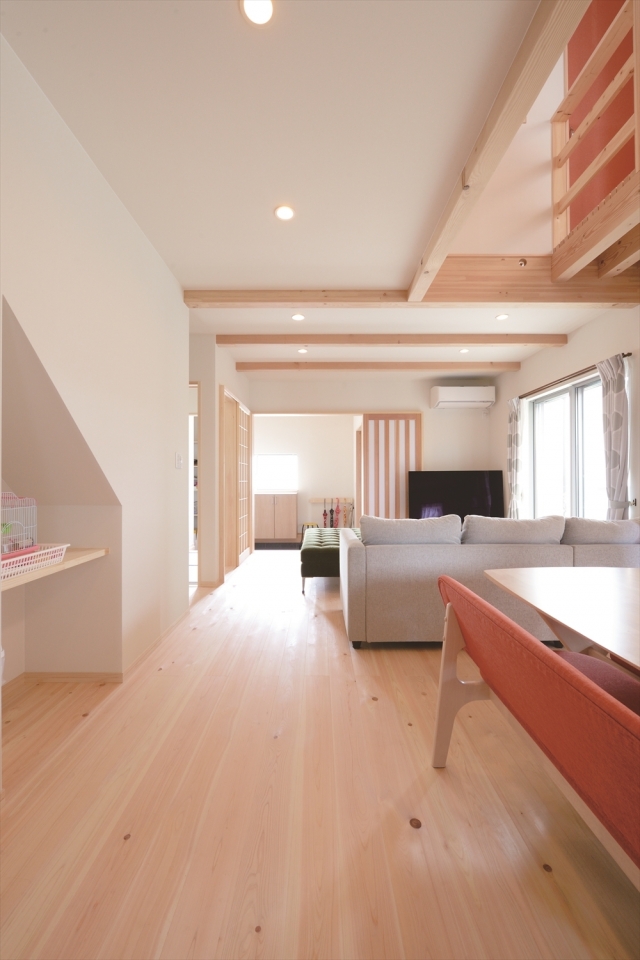 吹き抜けと勾配天井の光あふれる木の住まい - 施工事例 土間のある家の福工房｜静岡・愛知・神奈川・埼玉の住宅会社